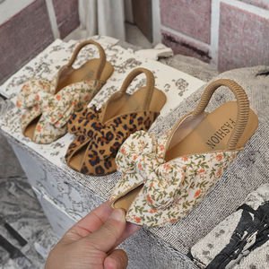 รองเท้าส้นเตารีดสไตล์เรโทรสำหรับเด็กผู้หญิง ลายเสือดาว โบว์น่ารัก หนัง PU แบบสวม ปิดนิ้วเท้า ครึ่งส้น ลายดอกไม้ สำหรับใส่กลางแจ้ง - Product Image 1
