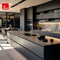 Meubles de cuisine contemporains de style ouvert, en placage de bois cannelé foncé, panneaux mats noirs avec quincaillerie dorée
