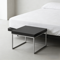 Table basse carrée minimaliste moderne avec structure en acier inoxydable poli et plateau en bois et métal noir, meubles de salon
