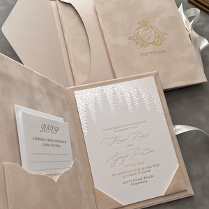 Invitación de Boda de Lujo, Estilo Vintage, Elegante, con Monograma Dorado en Relieve, Impresión Tipográfica, en Terciopelo - Product Image 3