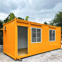 Maison préfabriquée modulaire en acier galvanisé, isolée thermiquement, respirante et économe en énergie, design moderne.