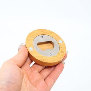 Personnalisation de motifs personnalisés Ouvre-bouteille en bois pour la fête des pères Logo gravé Aimant de réfrigérateur portable pour la maison - Product Image 6