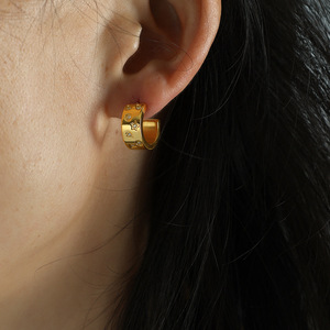 ต่างหูเพชรรูปตัว C สีทอง 2 ซม. ดีไซน์รูปดาวรูปตัว U สำหรับผู้หญิงสวมใส่ทุกวัน - Product Image 4