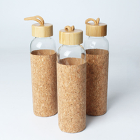 Bouteille d'eau en verre de haute qualité de grande capacité de 550ml avec manchon en liège respectueux de l'environnement/couvercle en bambou sûr