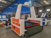 Machine de découpe laser CNC automatique haute vitesse à refroidissement par eau pour chaussures, chemises, tissus de sublimation avec composants HIWIN