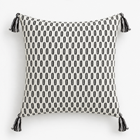 Housse de coussin décorative ivoire et noir, style bohème, tissée avec pompons, faite à la main