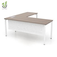 Bureau de direction modulaire en L moderne avec design d'angle en bois, panneau de modestie en métal perforé et boîte de gestion des câbles