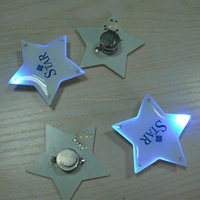Badge lumineux LED en résine époxy personnalisé avec logo, vente en gros d'usine ODM, broche clignotante, cadeau promotionnel pour fêtes, concerts et événements