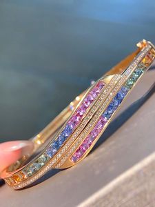 ซินฟลาย ไฟน์ จิวเวลรี่ กำไลข้อมือทองคำ 18k ประดับไพลินสีธรรมชาติ เพชร และพลอยสีรุ้ง - Product Image 2