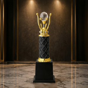 Elegante Trofeo Portátil de Cristal y Metal con Atractivo Moderno, Grabado Láser e Impresión UV - Product Image 1