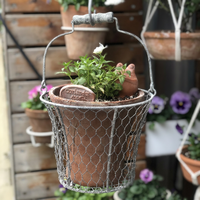 Panier en grillage métallique vieilli avec poignée, support de pot de fleurs rustique en métal, jardinière suspendue, panier de rangement style ferme