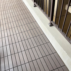 Azulejos de cubierta entrelazados Acabado de grano de madera de plástico Pisos impermeables para exteriores Uso en todos los climas - Product Image 6