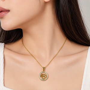 Collier pendentif emblème rond en acier inoxydable plaqué or sous vide avec zircone cubique - Product Image 4