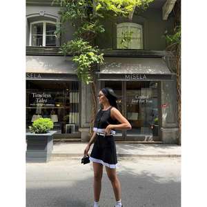 Set Gilet a Righe e Gonna da <span class=keywords><strong>Tennis</strong></span> Misela in Poliestere Nero, Outfit Femminile alla Moda - Product Image 1