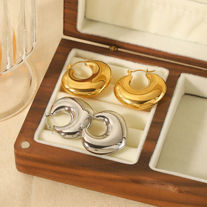 Pendientes de aro en forma de corazón de acero inoxidable chapado en oro de 18 quilates para mujer, joyería de moda para fiesta EKR12 - Product Image 1