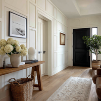 Panneaux muraux décoratifs sur mesure avec détails de lambris et style français, fabriqués sur commande pour projets d'aménagement intérieur personnalisés