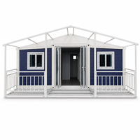 Maison modulaire préfabriquée bleue avec porche avant et balustrades blanches pour projets d'hébergement en jardin
