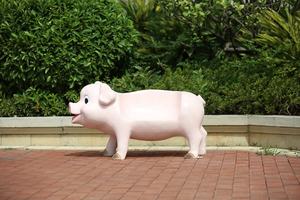 子供の公園の装飾手作りの高品質のリアルな漫画の動物の像等身大のグラスファイバーかわいい豚の座席の像 - Product Image 3