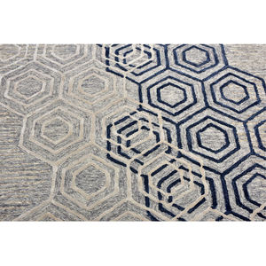 Tapis géométrique moderne tufté à la main – Tapis gris ivoire avec motif hexagonal bleu marine et design contemporain - Product Image 5