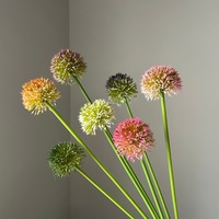 Oignons verts longs, feuilles de pissenlit, boules vertes duveteuses, tiges pliables, fleurs artificielles en peluche