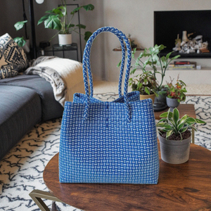 Vente en gros de sacs à main premium écologiques pour femmes, tissage unique à partir de plastique recyclé, vêtements haut de gamme - Product Image 2