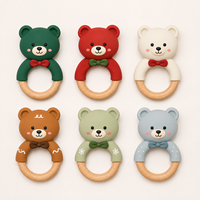 Jouet de dentition en silicone personnalisé OEM en forme d'ours de Noël avec anneau en bois de hêtre et nœud vert - Fabricant de cadeaux de Noël pour bébés