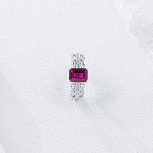Anillo de Plata S925 con Rubí Cultivado en Laboratorio con Corte Esmeralda, Delicado y Moderno - Product Image 1
