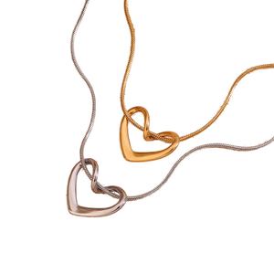 Collection d'été : Collier ras du cou en acier inoxydable plaqué or 18 carats avec pendentif cœur ajouré et chaîne serpent pour femme - Product Image 3