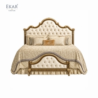 Lit Regence capitonné avec pied de lit doré |   Lit capitonné classique français avec tête de lit sculptée assortie - EKAR
