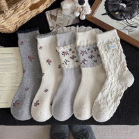 Chaussettes en laine gris-blanc à imprimé floral pour femmes, chaussettes mi-mollet pour l'automne et l'hiver, chaussettes chaudes épaisses en dentelle