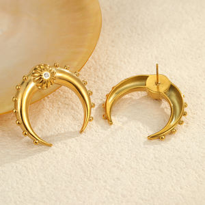 NIMAI NOUVEAU Boucles d'oreilles personnalisées en acier inoxydable PVD en or 18 carats en forme de C pour femmes - Product Image 1