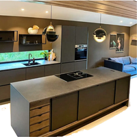 Meubles de cuisine modernes minimalistes sans poignées avec îlot en texture pierre, en contreplaqué E0, fermeture douce, modulaires