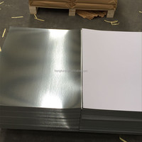 Matériau en carton métallisé pour la fabrication de couvercles de boîtes à gâteaux