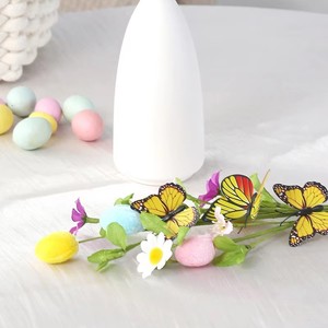 Arreglo Floral de Pascua con Huevos Decorados y Mariposas en Jarrón Blanco para Decoración de Mesa de Primavera - Product Image 4