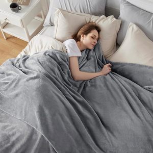 Vente en gros logo <span class=keywords><strong>personnalisé</strong></span> 100% polyester doux couleur unie stock lots portable <span class=keywords><strong>plaid</strong></span> corail flanelle couverture polaire - Product Image 4