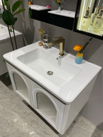 Set Meja Rias Kamar Mandi Minimalis Modern yang Dipasang di Dinding dengan Kabinet Cermin LED Pintar, Lemari Penyimpanan Putih, dan Wastafel Keramik