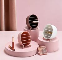 Organisateur de cosmétiques incliné au design populaire pour bureau, étui de rangement pour rouges à lèvres, fards à paupières et produits de beauté quotidiens