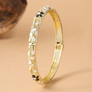 Venta al por mayor de fábrica: Brazalete elegante de aleación de zinc azul y blanco, con diseño de flor cristiana, esmaltado y galvanizado, estilo vintage y a la moda. - Product Image 6