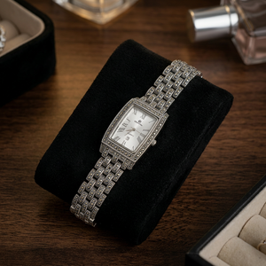 Montre Fitness Tracker pour femmes avec boîtier en argent et bande de fréquence cardiaque pour infirmières (non étanche) - Product Image 2