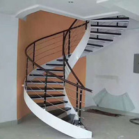 Escalier en colimaçon moderne et élégant pour petits espaces