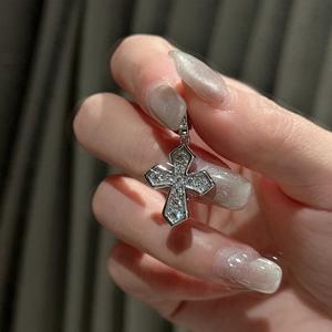 Colgante de Cruz de Plata Pura S925 de Diseño Vintage, Estilo Lujoso con Incrustaciones de Circonita, Forma Geométrica Simple y Moderna - Product Image 3