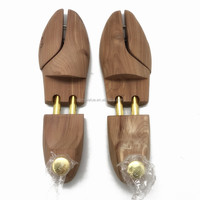 Embauchoirs en bois de cèdre rouge aromatique à double tube avec pointe en métal doré, tailles 35-48, 100% contrôle qualité, emballage personnalisé, pour maintenir la forme des chaussures