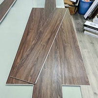 Fabricant de revêtements de sol SPC imperméables en gros, fabricant de planches de vinyle rigides à clipser avec design personnalisé