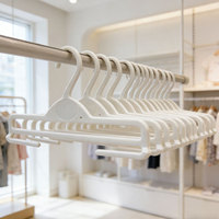 Cintres pour pantalons d'enfants en plastique blanc, vente en gros directe usine, avec crochet intégré, double barre inférieure, zone de logo circulaire personnalisable