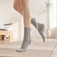 Chaussettes de Pilates personnalisées avec logo, antidérapantes, à semelle intégrale, avec nœud en ruban, pour yoga, barre et danse, pour femmes, OEM ODM