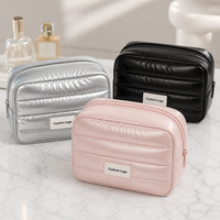 Pochette de toilette matelassée en perles argentées métallisées ODM pour femme, style Ins, sac de voyage portable, organiseur urbain minimaliste