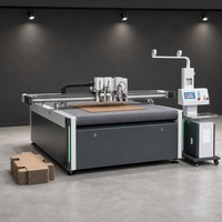 Platenplotter voor het snijden van karton, honingraatkarton, golfkarton en pakketten met een oscillerend mes.