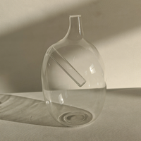 Vase à fleurs ovale géométrique moderne en verre borosilicate soufflé à la main avec centre de table sculptural en tube à essai incliné pour la décoration d'hôtel