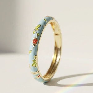 กำไลข้อมือผู้หญิงแบบเปิดลายดอกไม้สไตล์เรโทรประดับเพชรเคลือบโลหะผสมชุบทองแบบวินเทจสไตล์จีน - Product Image 3
