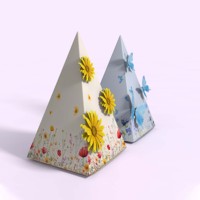 Vente en gros d'élégantes boîtes à bonbons en forme de pyramide en forme de papillon pour mariage boîte-cadeau de conception personnalisée pour fête